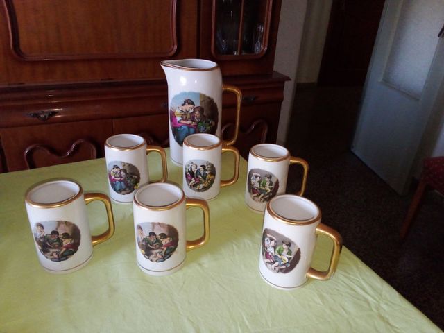 Juego de jarra y tazas antiguas