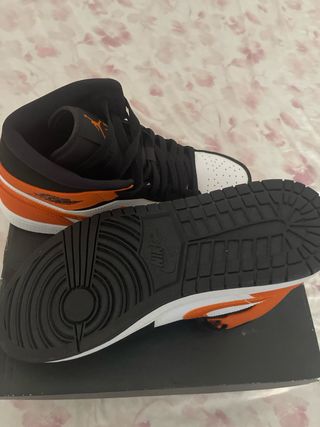 Air Jordan 1 Mid - Naranja y Negro