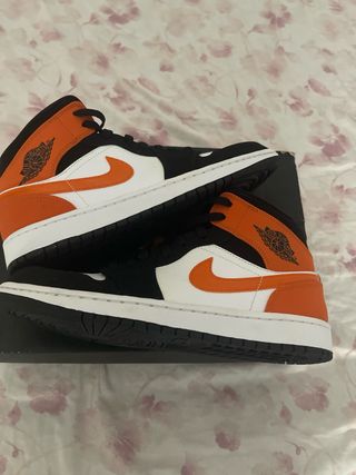 Air Jordan 1 Mid - Naranja y Negro