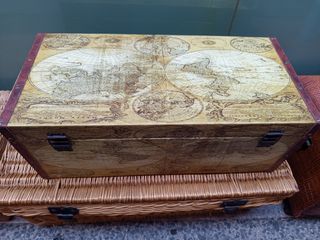 Baúl de madera con mapa antiguo.