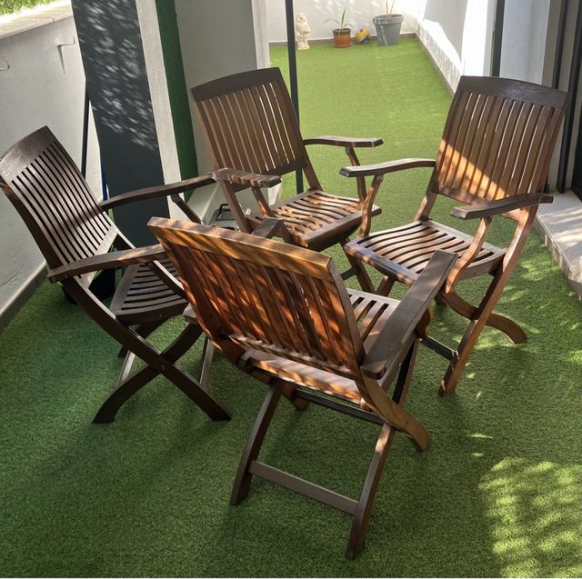 Cuatro sillas de jardín madera y mesa Teka