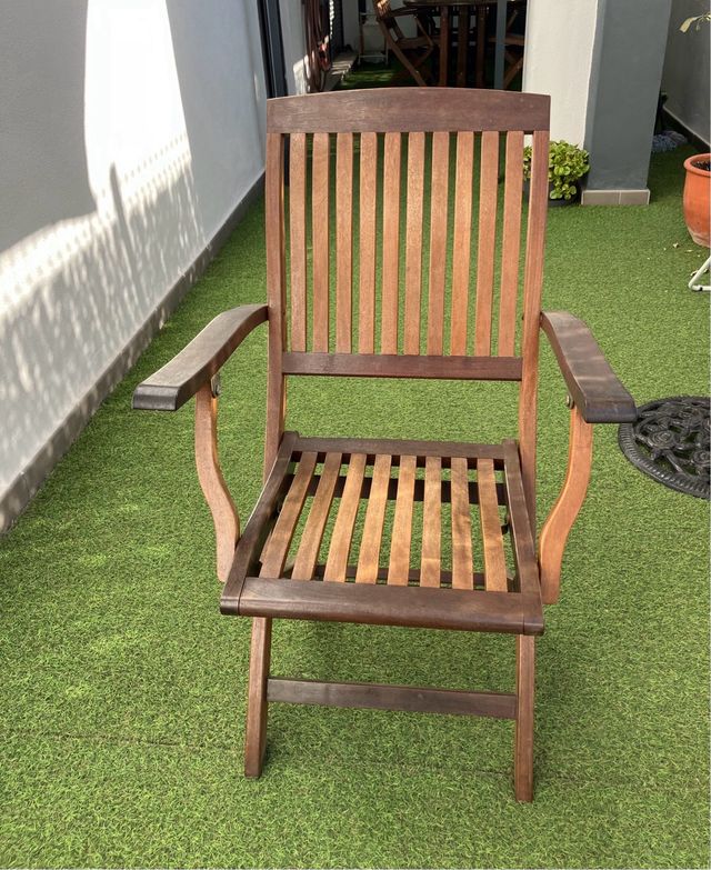 Cuatro sillas de jardín madera y mesa Teka