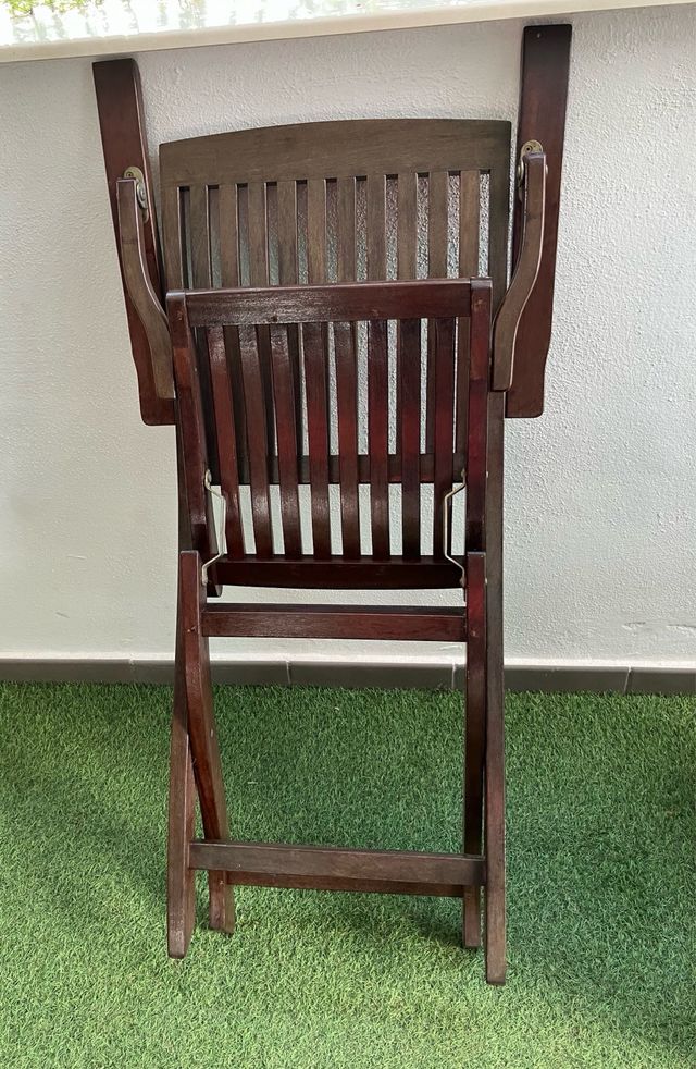 Cuatro sillas de jardín madera y mesa Teka