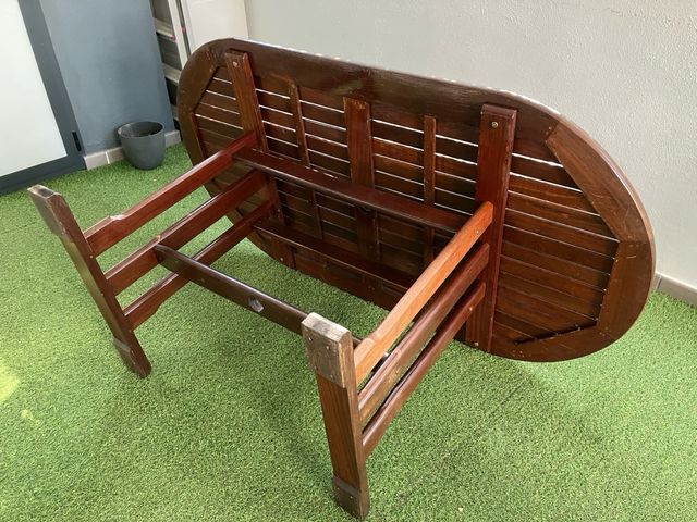 Cuatro sillas de jardín madera y mesa Teka