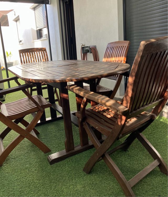 Cuatro sillas de jardín madera y mesa Teka