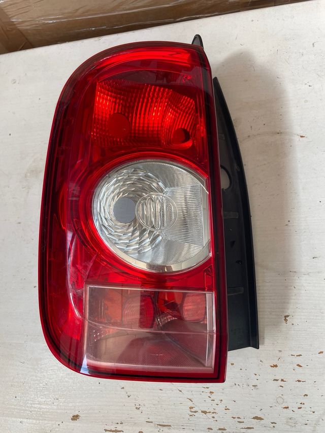 Piloto trasero Dacia Duster izq.