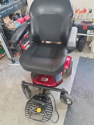 Silla de ruedas eléctrica roja