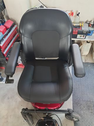 Silla de ruedas eléctrica roja
