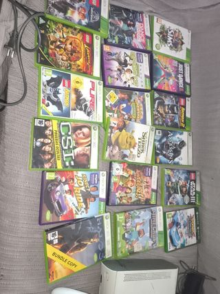 Xbox 360 blanca + 2 mandos + juegos