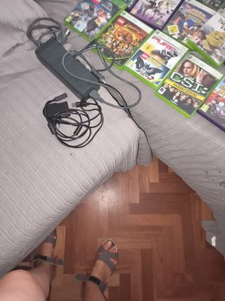 Xbox 360 blanca + 2 mandos + juegos