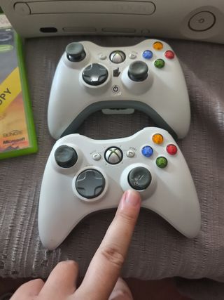 Xbox 360 blanca + 2 mandos + juegos