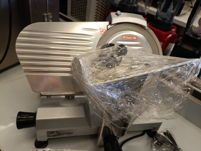 Cortadora fiambres 220mm - Impecable