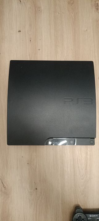 PS3 160GB + 2 mandos (uno original, e otro no).