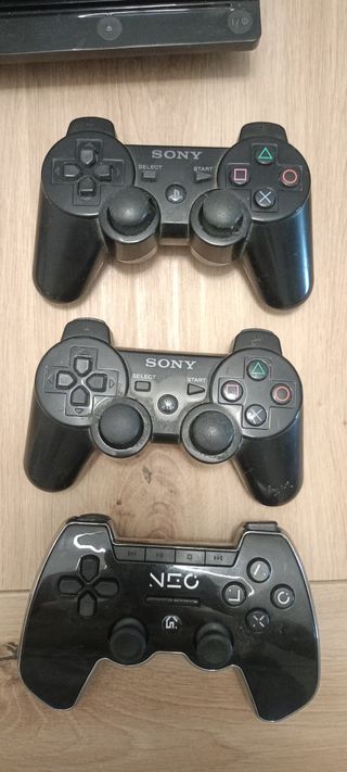 PS3 160GB + 2 mandos (uno original, e otro no).