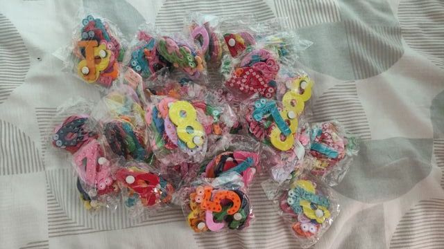 Magneti divertenti in legno numerati. Lotto di 30 confezioni