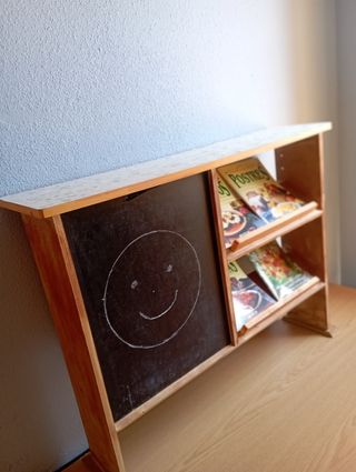Estantería-expositor madera + carrito de muñecas 
