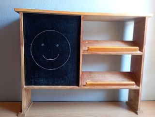 Estantería-expositor madera + carrito de muñecas 