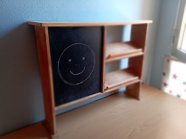 Estantería-expositor madera + carrito de muñecas