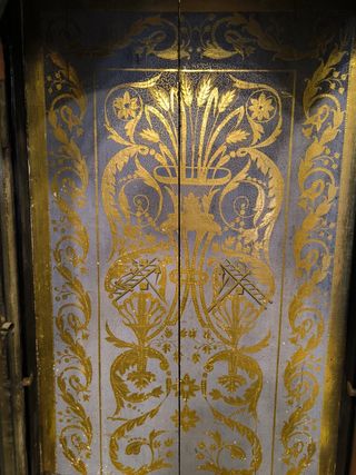 Capilla antigua de madera tallada