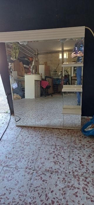 Mueble lavabo blanco con mármol y espejo