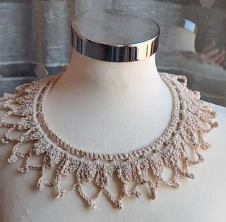 Collana uncinetto beige