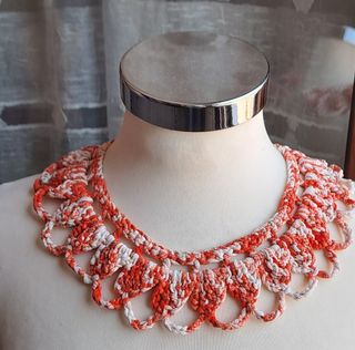 Collana uncinetto corallo-bianco