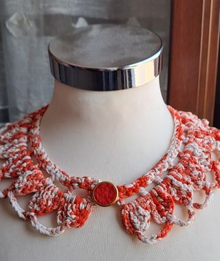 Collana uncinetto corallo-bianco