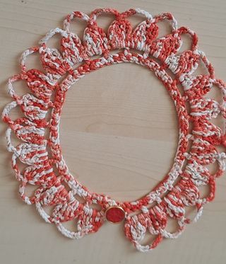 Collana uncinetto corallo-bianco