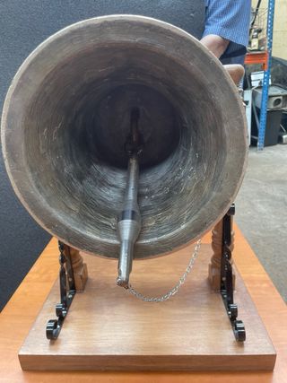 Campana Bronce Antigua con Soporte