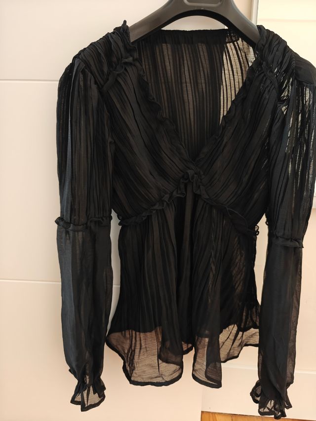 Blusa negra plisada