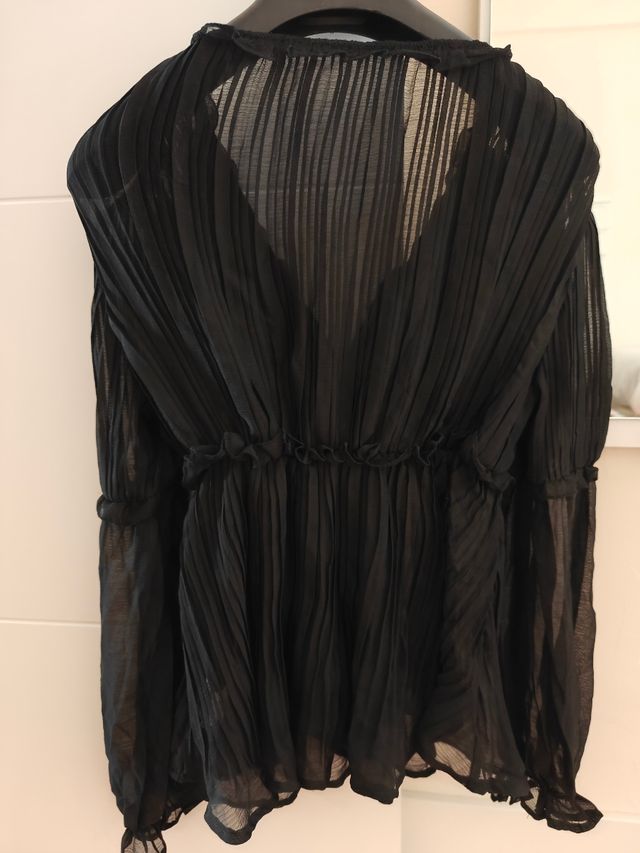 Blusa negra plisada