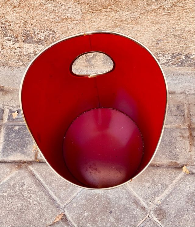 Papelera vintage roja de metal