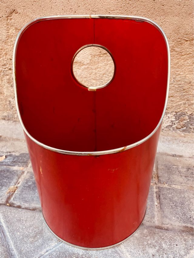 Papelera vintage roja de metal