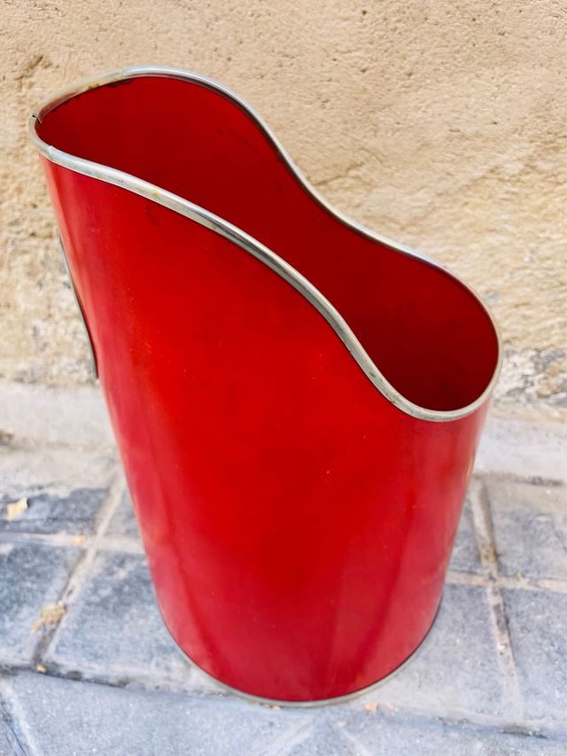 Papelera vintage roja de metal