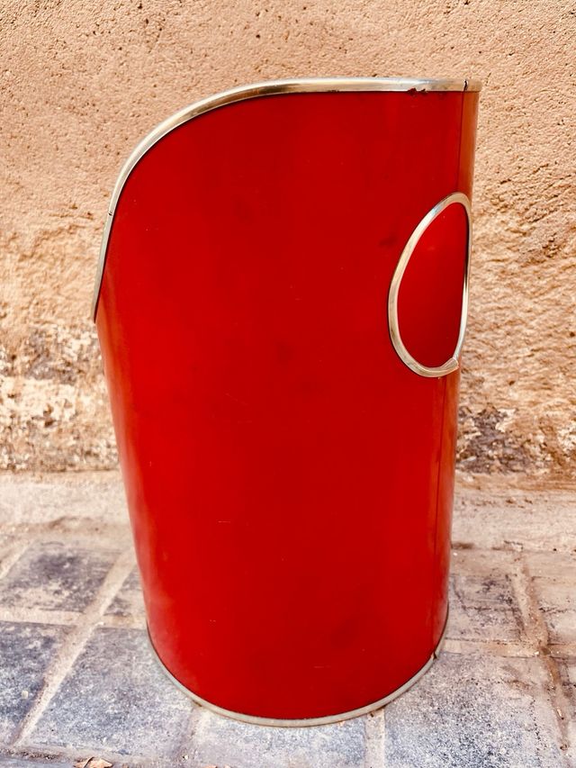 Papelera vintage roja de metal