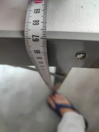 Maletín-mesa portátil con 4 bancos