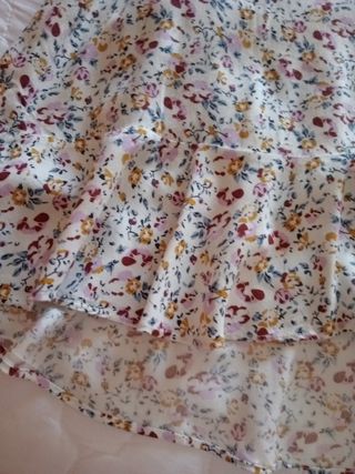 Falda floral blanca