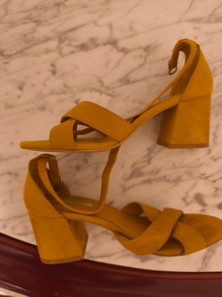 Sandalias tacón amarillas Pull&Bear
