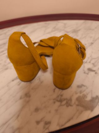 Sandalias tacón amarillas Pull&Bear