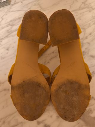 Sandalias tacón amarillas Pull&Bear