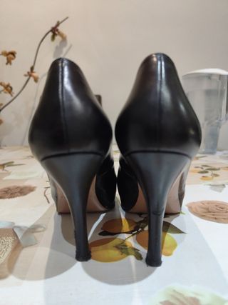 Zapatos tacón negros mujer . De cuero