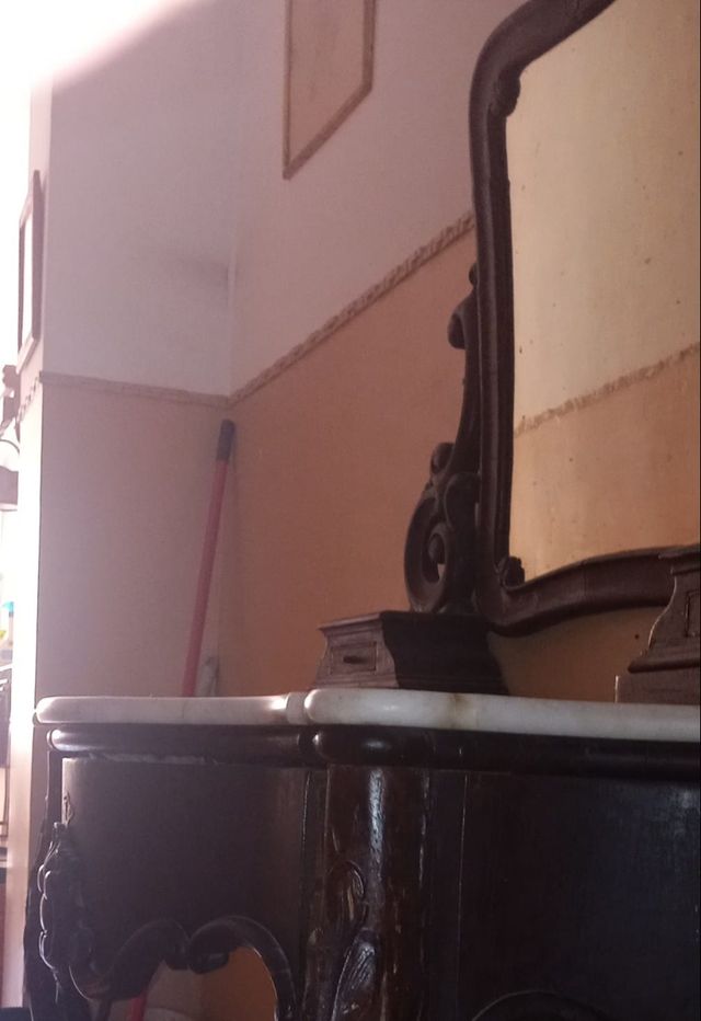 Antiguo tocador de mármol y madera