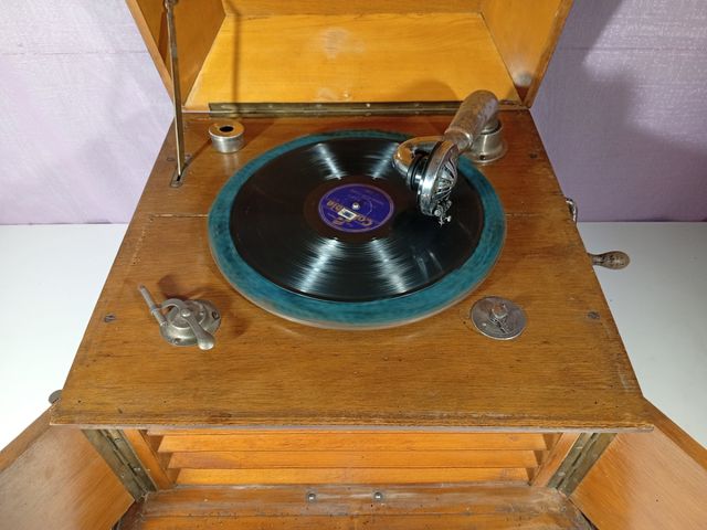 Gramófono antiguo de madera