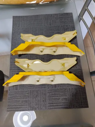 Embellecedores pinzas freno amarillos.