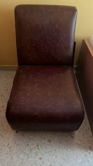 Sillón marrón de piel sintética