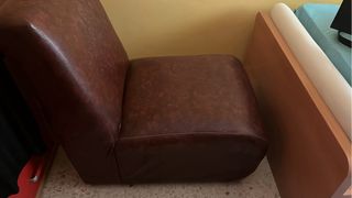 Sillón marrón de piel sintética