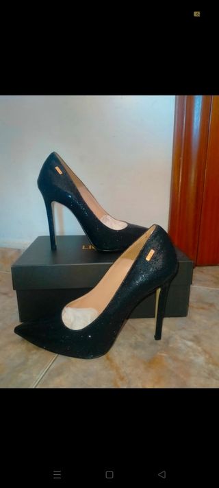 Tacones negros brillantes fiesta