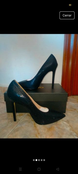 Tacones negros brillantes fiesta