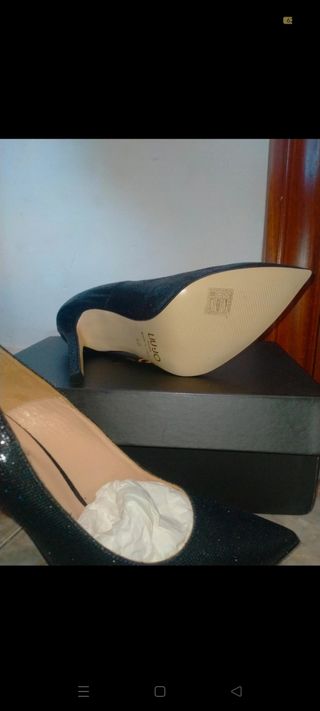 Tacones negros brillantes fiesta
