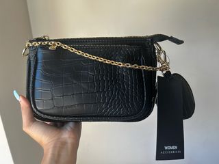 Bolso con monedero
Cadena dorada